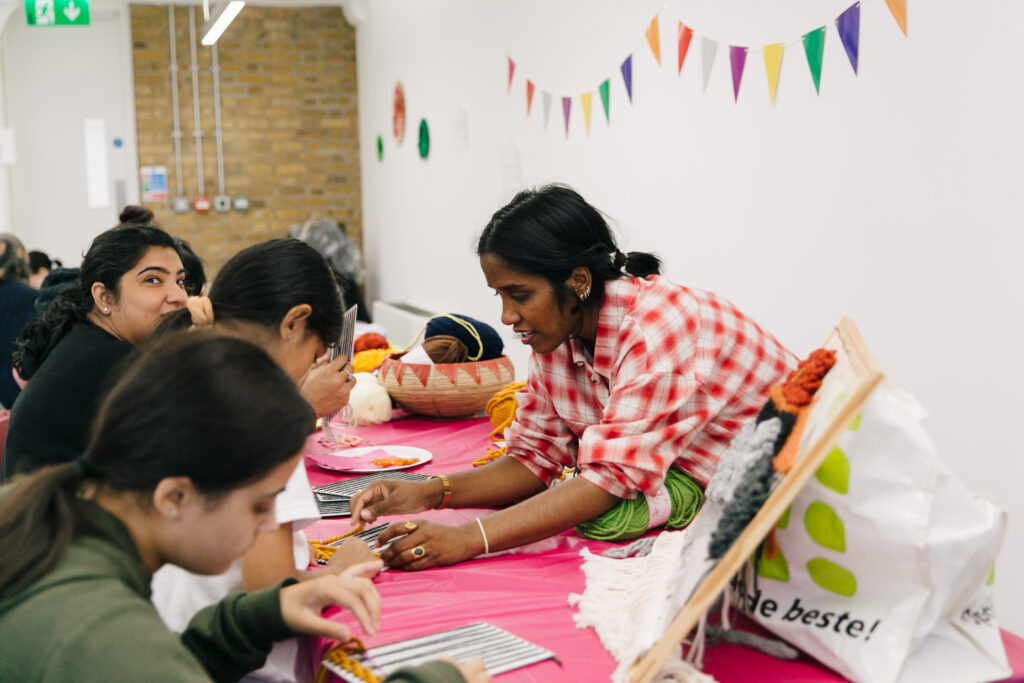 Weaving a mini tapestry with Rukia Begum 